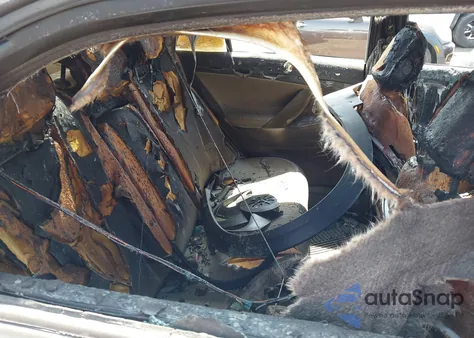 2010 Toyota Camry Xle z USA, uszkodzony, nr VIN 4T4BF3EK7AR037710